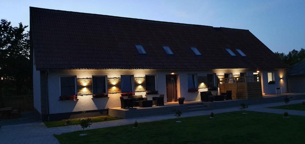 Una casa con luces en la parte delantera. en Apartamenty Golf Dyndeby, en Neksø