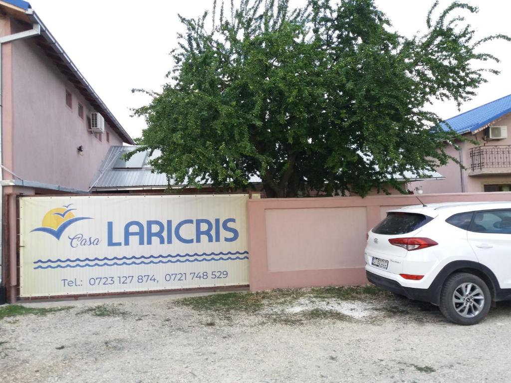 コルブにあるCasa LariCrisの柵前に駐車した白車