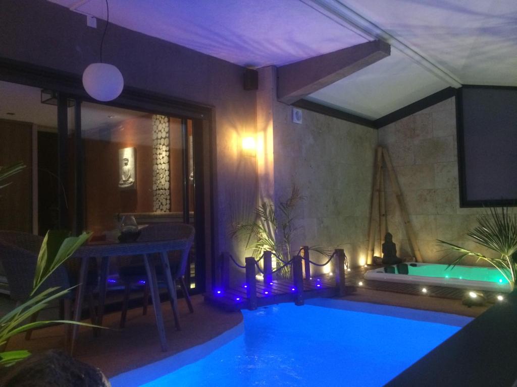 Bazén v ubytování B&B Villa sensorielle nebo v jeho okolí
