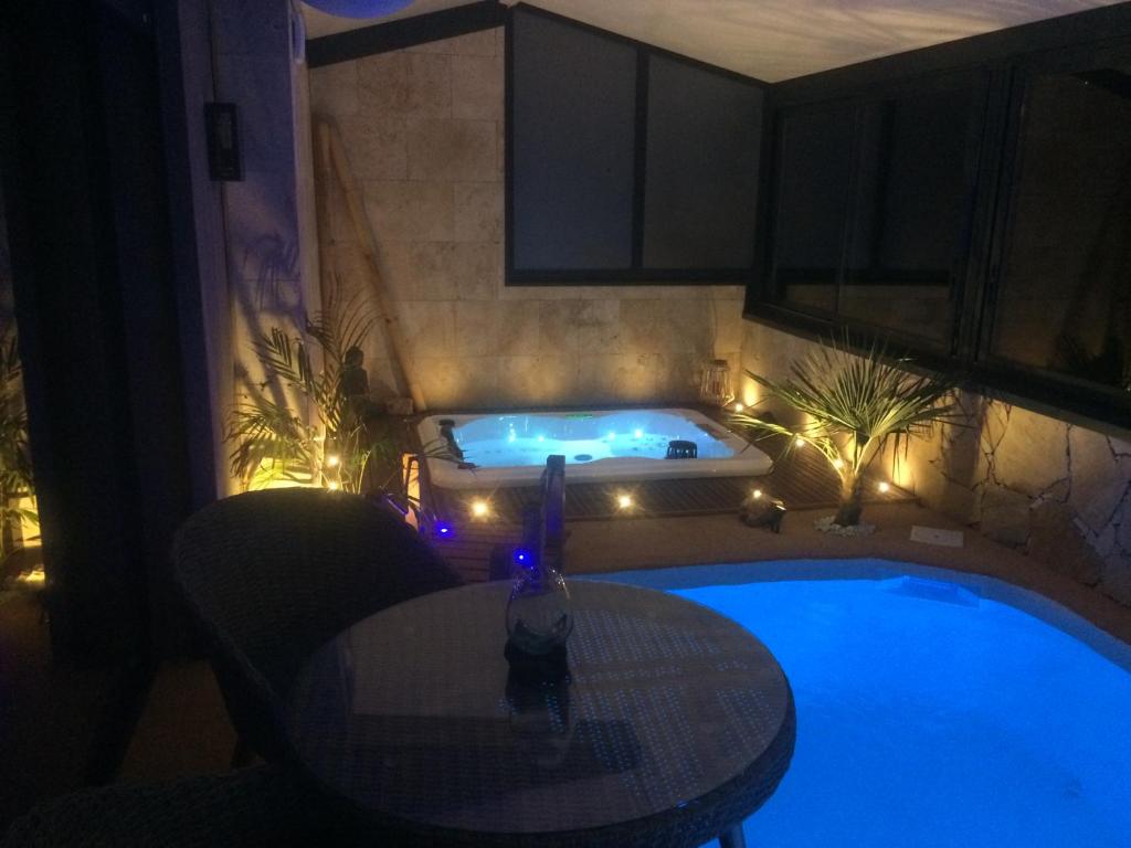 Bazén v ubytování B&B Villa sensorielle nebo v jeho okolí