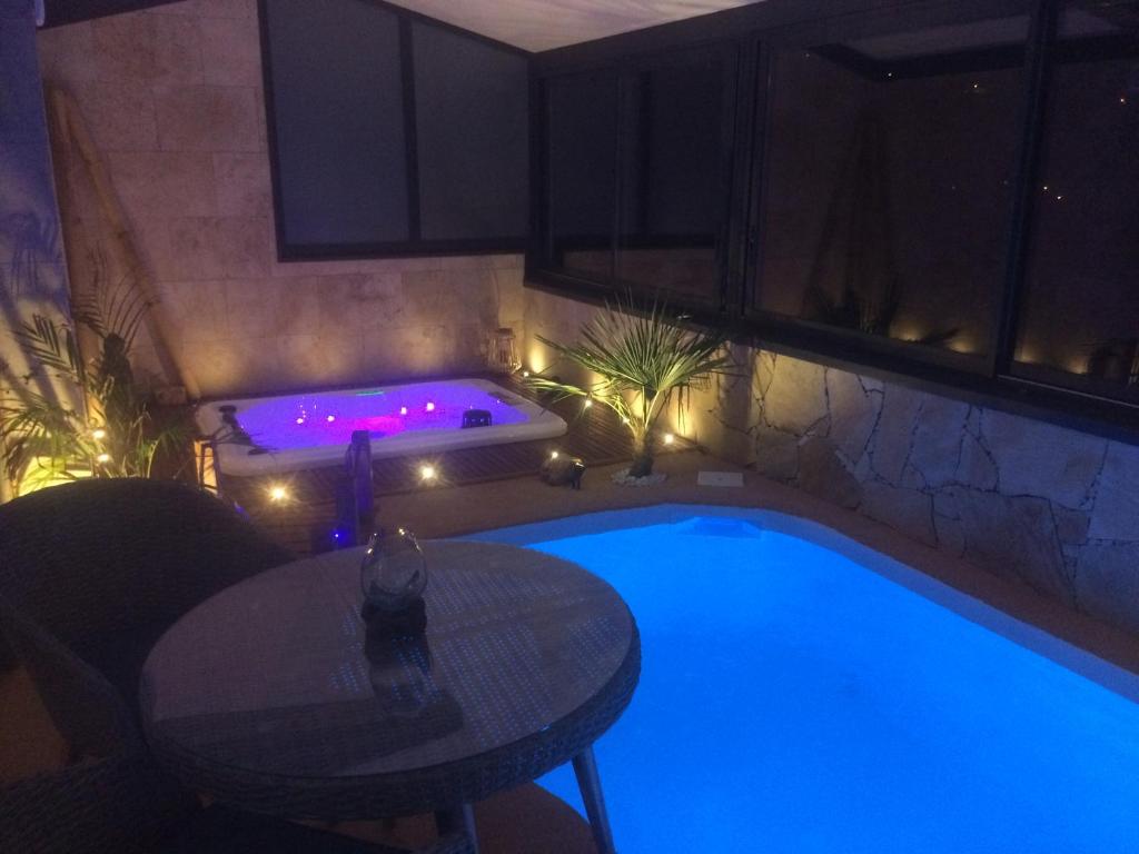 Bazén v ubytování B&B Villa sensorielle nebo v jeho okolí