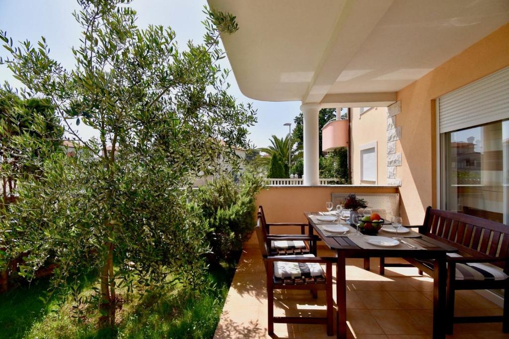 Zahrada ubytování Spacious apartment with the garden, near the sandy beach