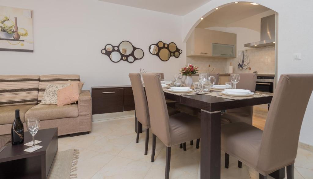 Posezení v ubytování Spacious apartment with the garden, near the sandy beach