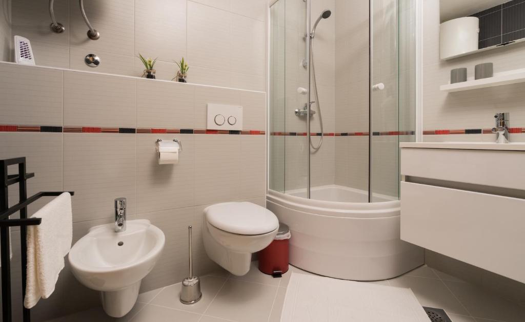 Koupelna v ubytování Spacious apartment with the garden, near the sandy beach