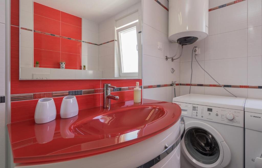 Koupelna v ubytování Spacious apartment with the garden, near the sandy beach