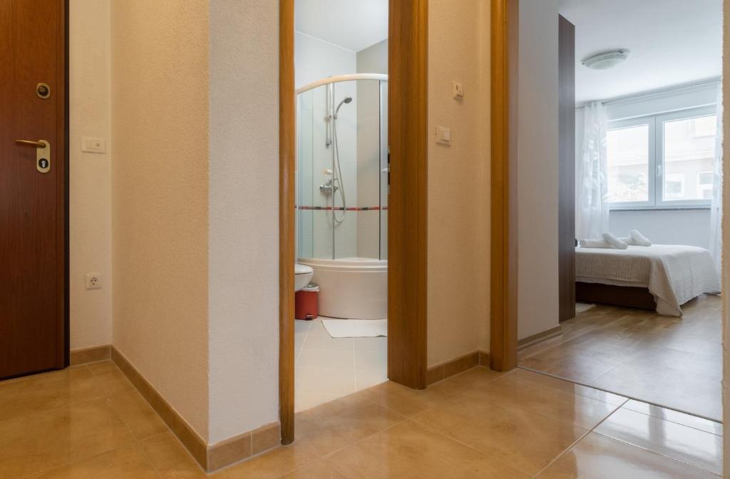 Koupelna v ubytování Spacious apartment with the garden, near the sandy beach