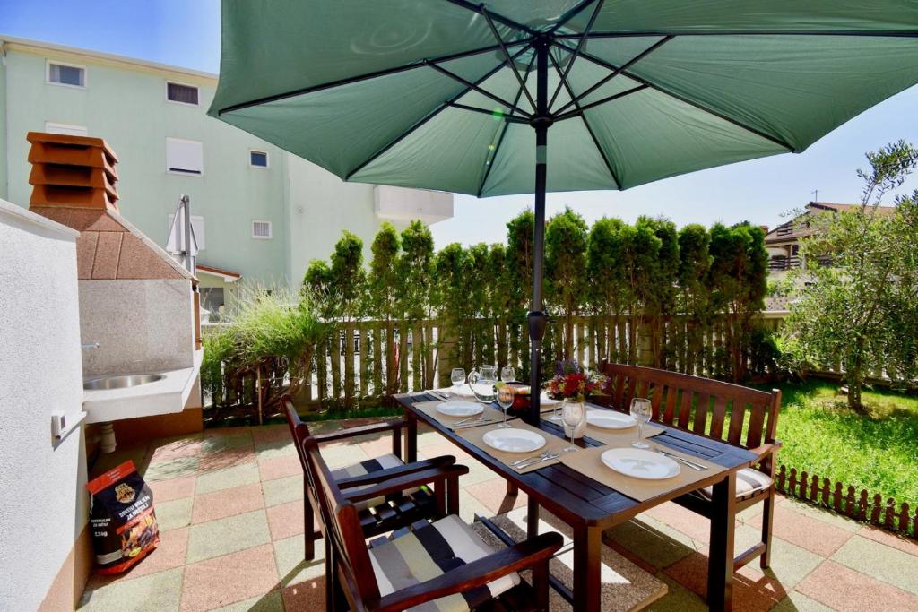 Zahrada ubytování Spacious apartment with the garden, near the sandy beach