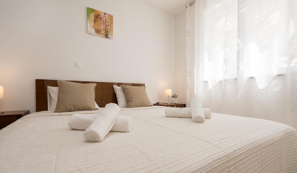 Postel nebo postele na pokoji v ubytování Spacious apartment with the garden, near the sandy beach