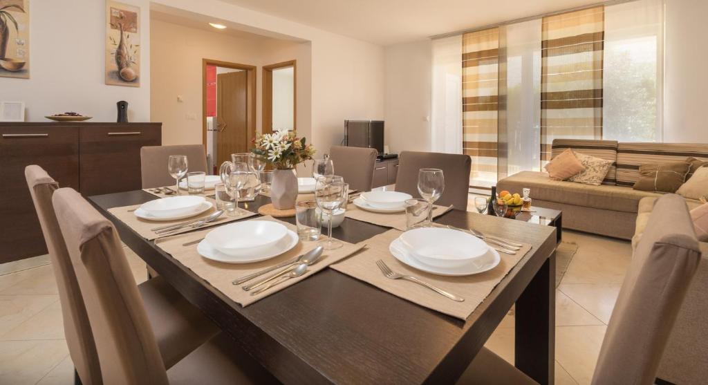 Posezení v ubytování Spacious apartment with the garden, near the sandy beach