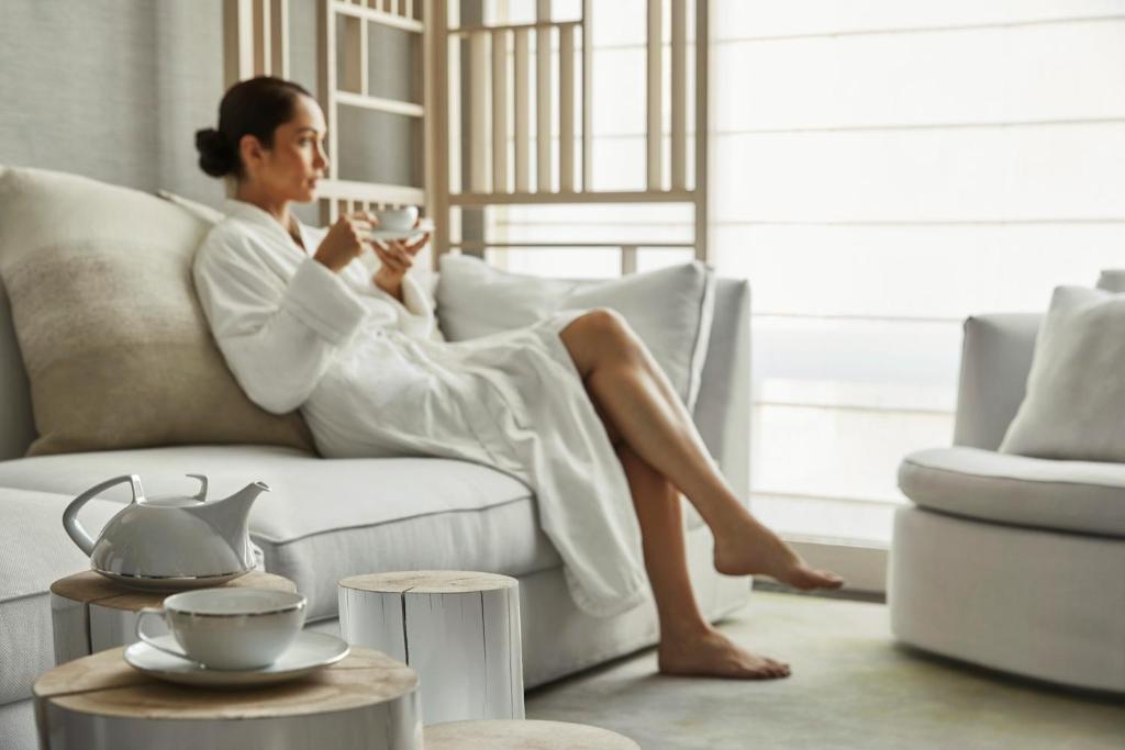 Uma área de estar em Four Seasons Hotel New York Downtown