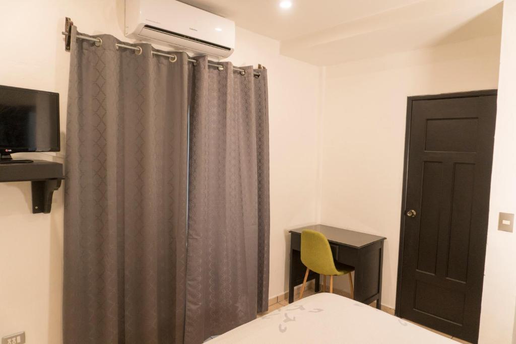 Televiisor ja/või meelelahutuskeskus majutusasutuses Micro Hotel Rio de Piedras