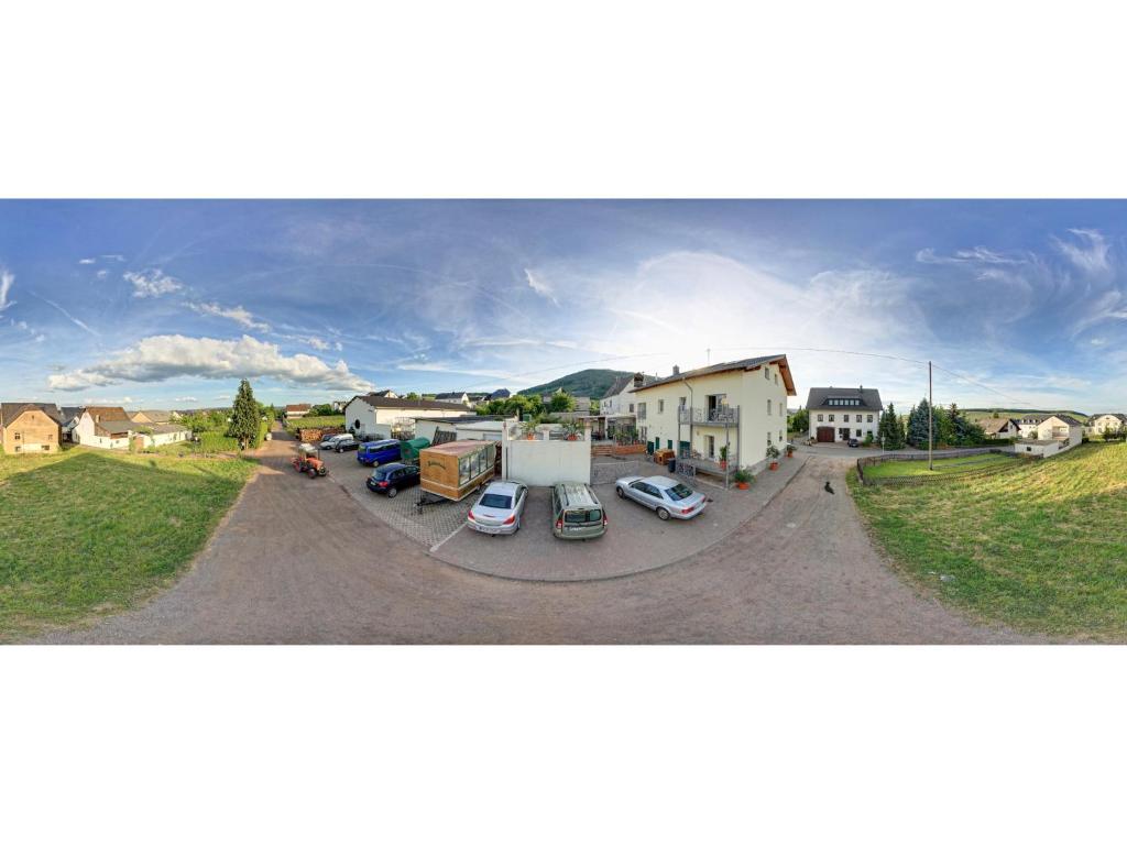 eine Gruppe von Autos, die auf einem Parkplatz geparkt sind in der Unterkunft Gästehaus Marietta in Osann-Monzel