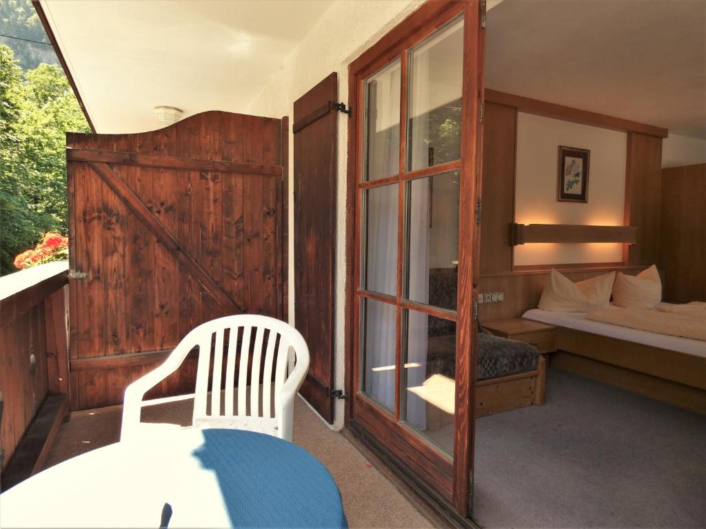 Postel nebo postele na pokoji v ubytování Hotel Königsseer Hof
