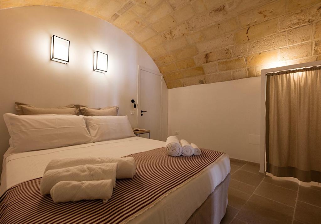 a bedroom with a bed with towels on it at Janela Blue in Otranto