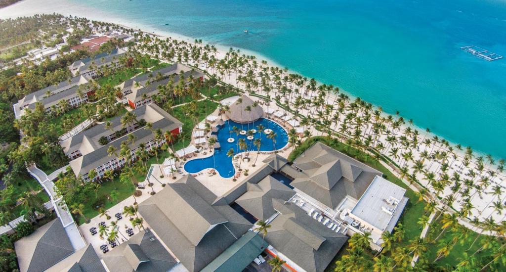 una vista aerea di un resort vicino all'oceano di Barceló Bávaro Beach - Adults Only All Inclusive a Punta Cana