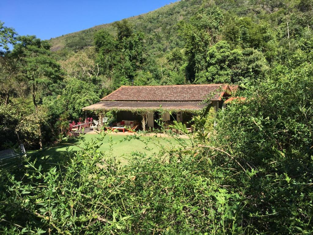 een gebouw midden in een bos met bomen bij Chez nous in Petrópolis