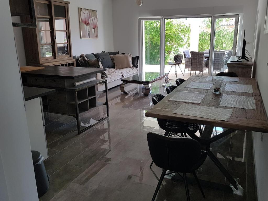 een woonkamer met een tafel en een piano bij Villa Iva in Medulin