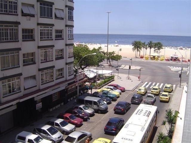 un grupo de autos estacionados en un estacionamiento al lado de un edificio en Atlantica, en Río de Janeiro