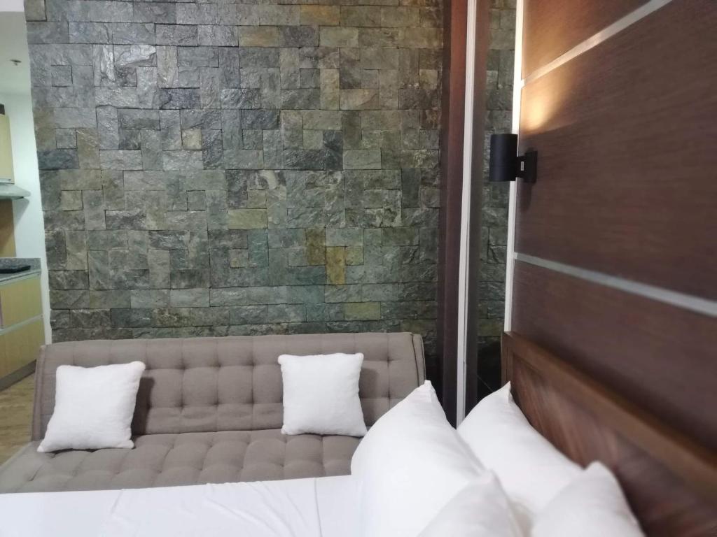 Antonio's Place, 3 mins to Mactan Airport, Fast Internet with Netflix - Studio With Balcony