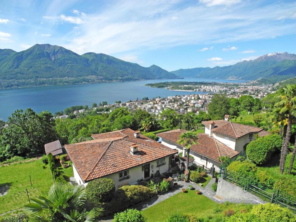 una vista aérea de una casa en una colina junto a un lago en Casa Albaredo App 2309, en Brione sopra Minusio