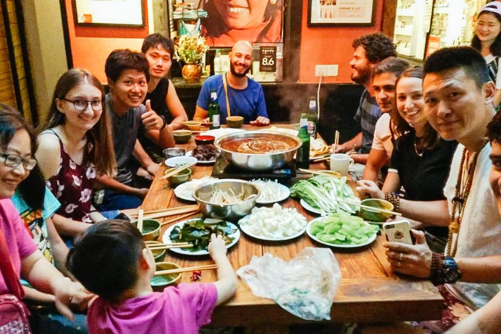 Hosté ubytování Chengdu Mix Hostel - Next To Wenshu Monastery - Sichuan Style Chill & Social Courtyard House - Free Activities - Friendly English Speaking Staff - Tibet, Panda, Buddha & Snow Mountain Tours
