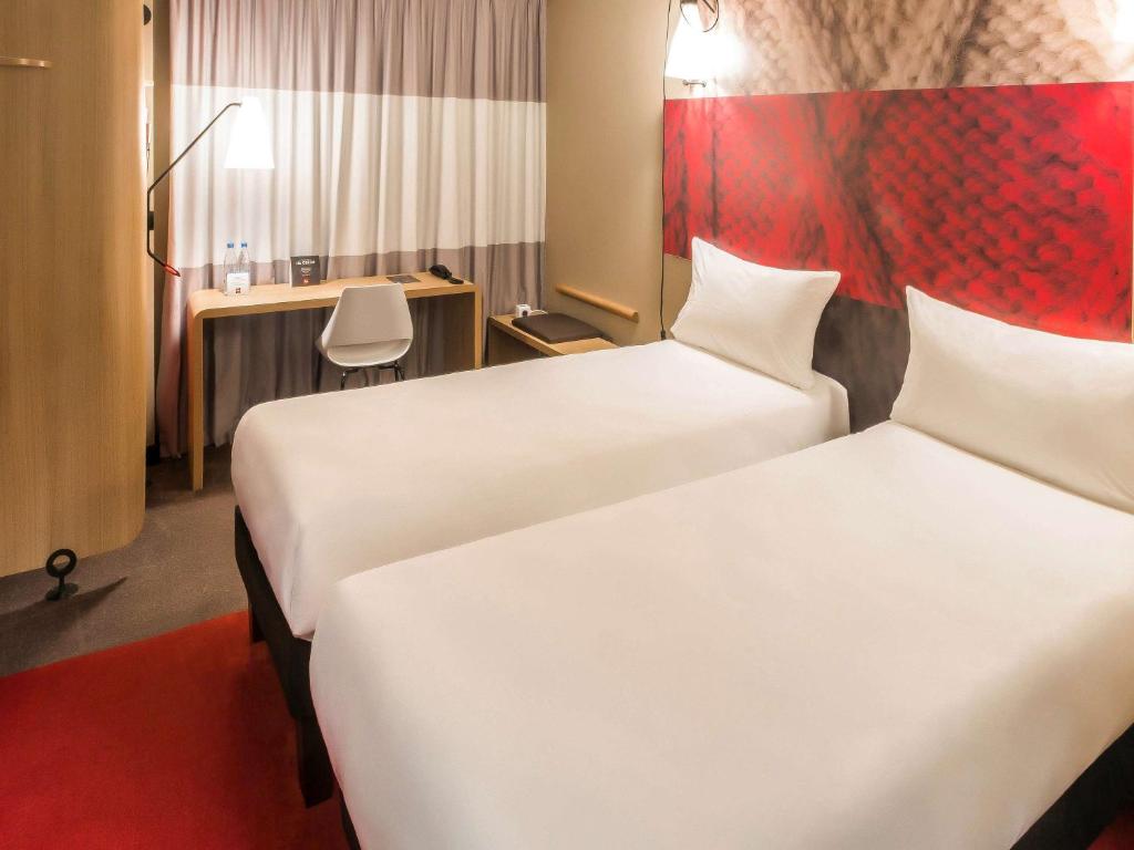 Postel nebo postele na pokoji v ubytování Ibis Hotel Köln Am Dom