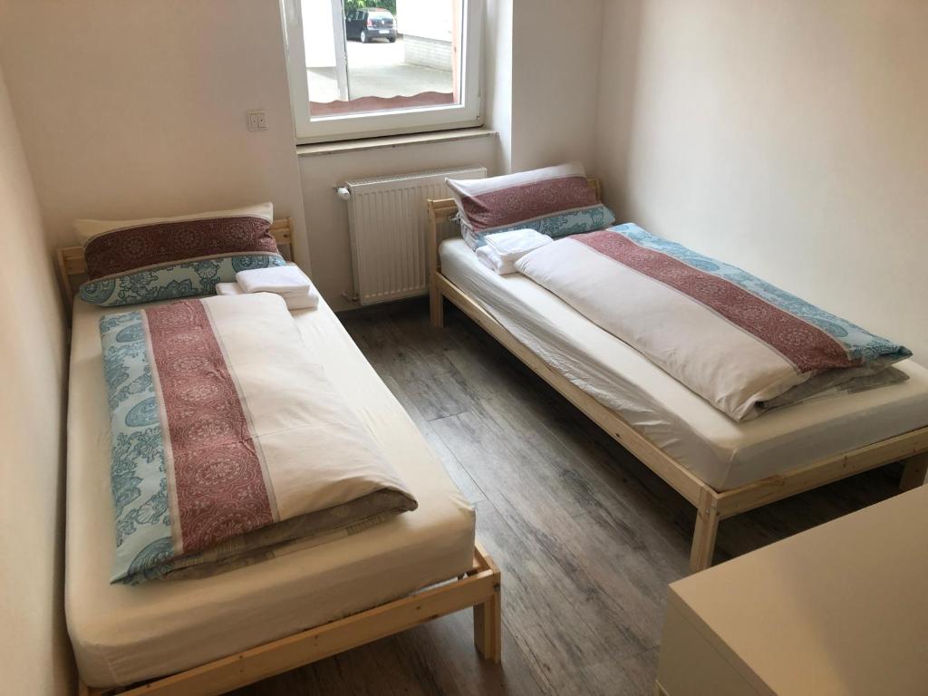 2 Betten nebeneinander in einem Zimmer in der Unterkunft Haselnuss in Alzenau in Unterfranken