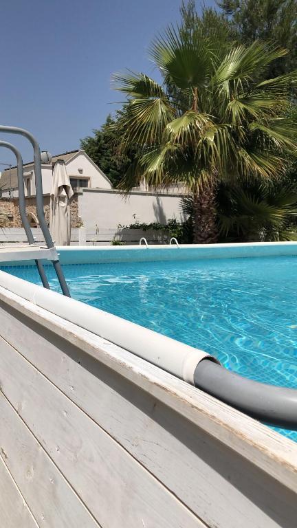 Bazén v ubytování Masseria Battaglini nebo v jeho okolí