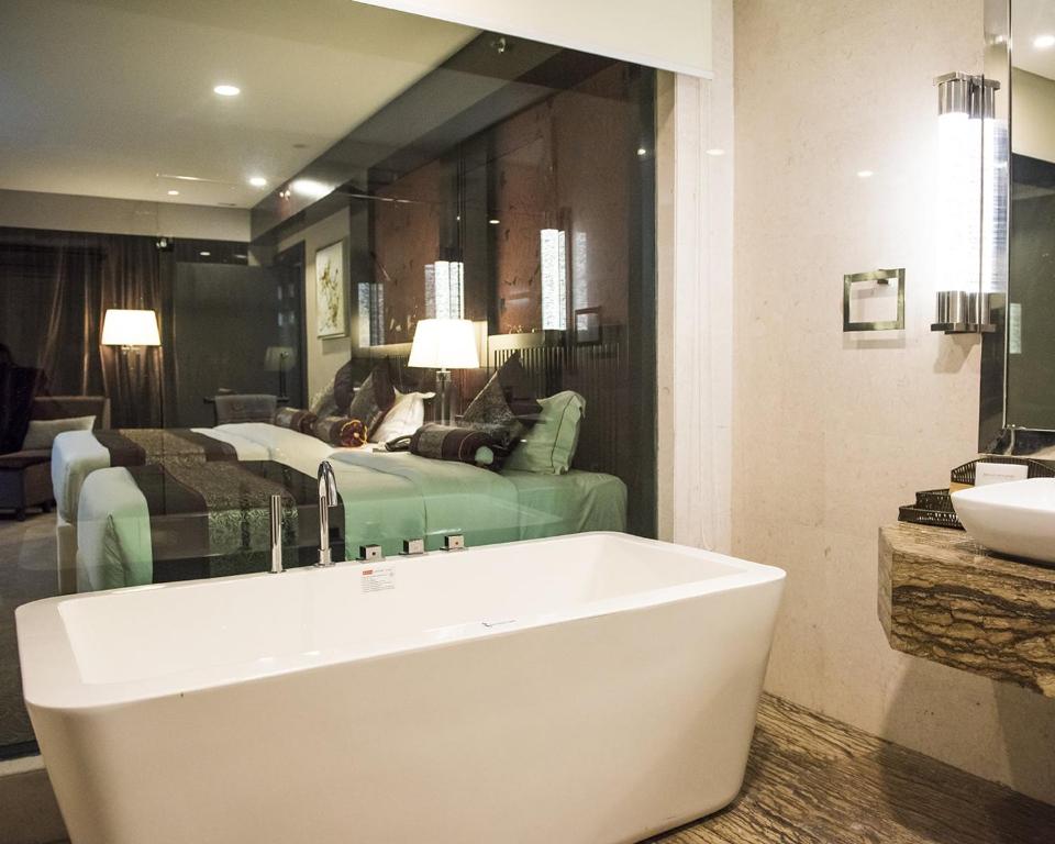 Royale Signature Hotel - Deluxe Triple Room