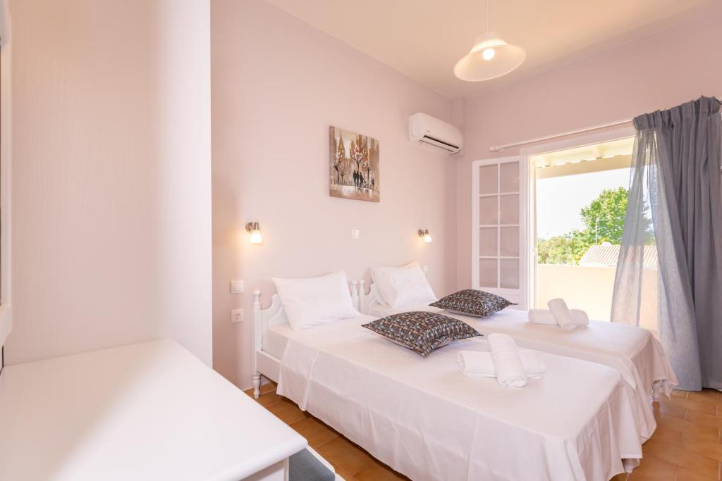 Postel nebo postele na pokoji v ubytování Relax Studios Corfu