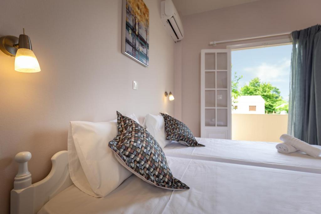 Postel nebo postele na pokoji v ubytování Relax Studios Corfu