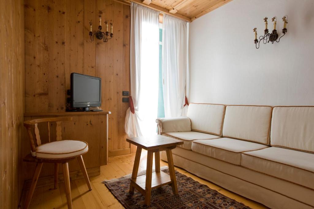 Телевизор и/или развлекательный центр в Hotel Cortina