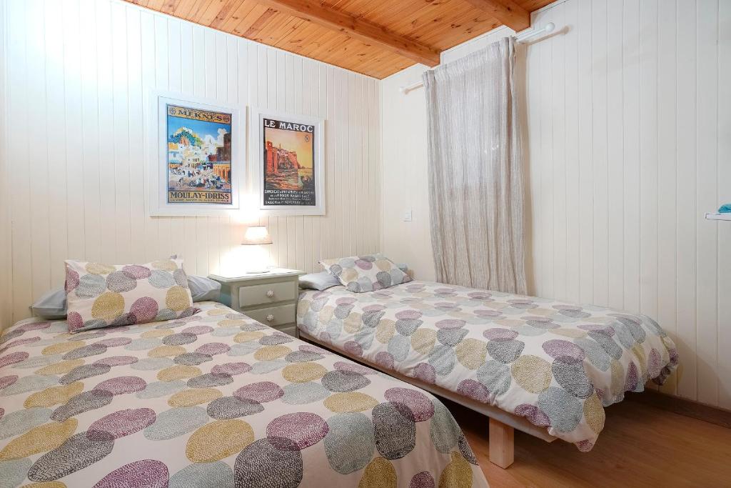 a bedroom with two beds and a window in it at Complejo Rural Huerta Grande in Algeciras