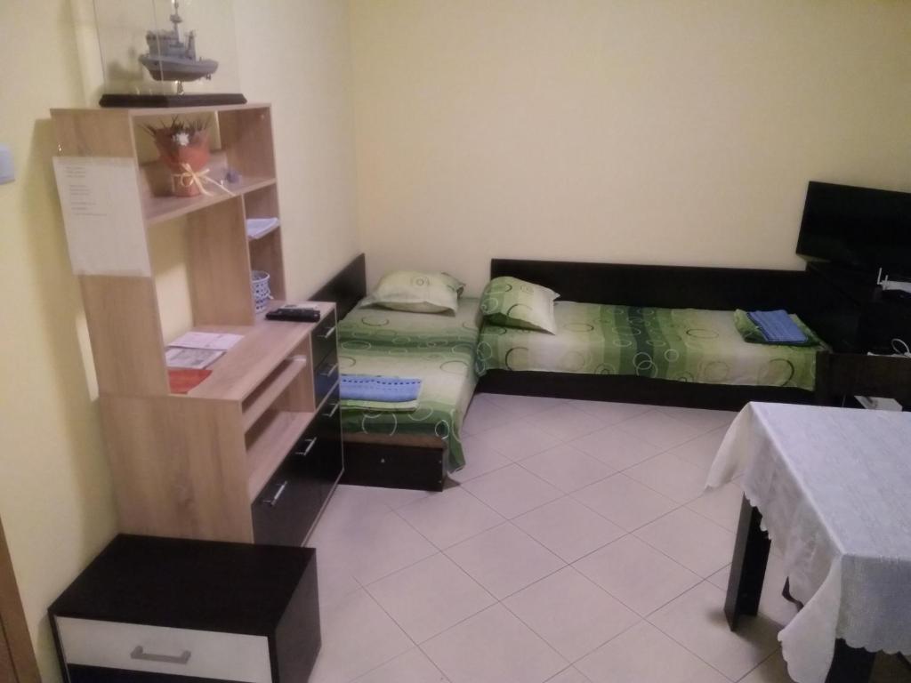 Kleines Zimmer mit 2 Betten in einem Zimmer in der Unterkunft Apartment Nedyalkov in Warna