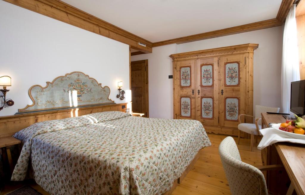 Кровать или кровати в номере Hotel Cortina