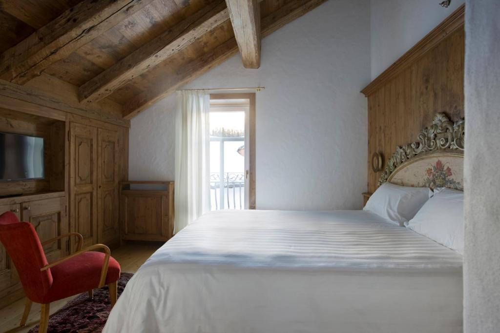 Кровать или кровати в номере Hotel Cortina
