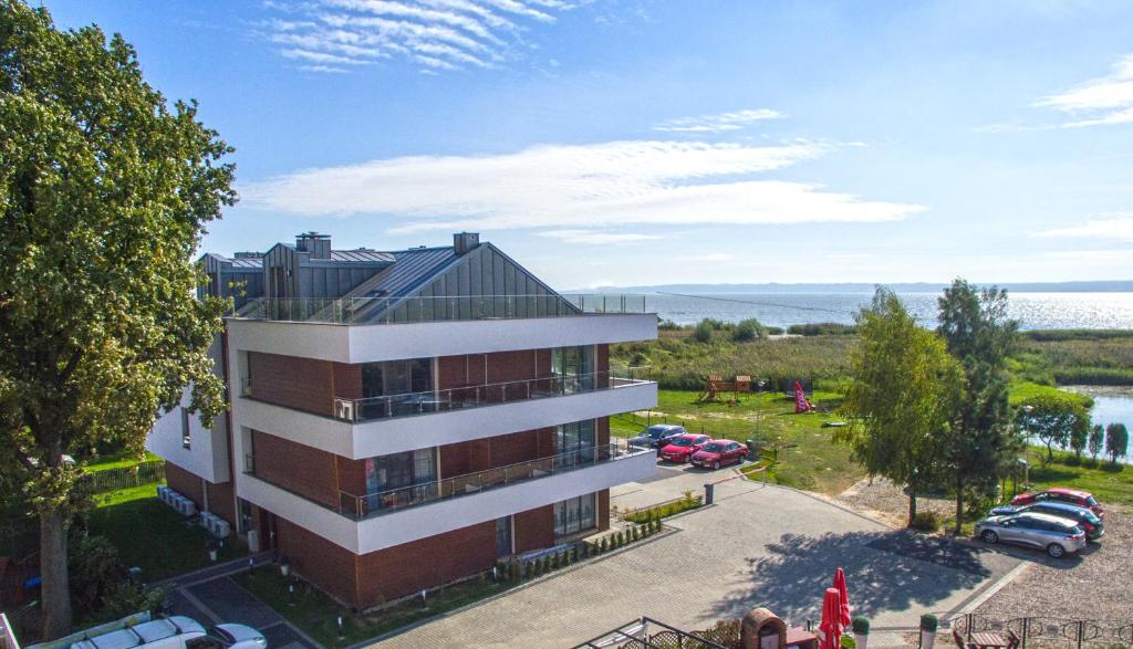 uma vista aérea de um edifício com estacionamento em Apartamenty Krynica No.1 em Krynica Morska