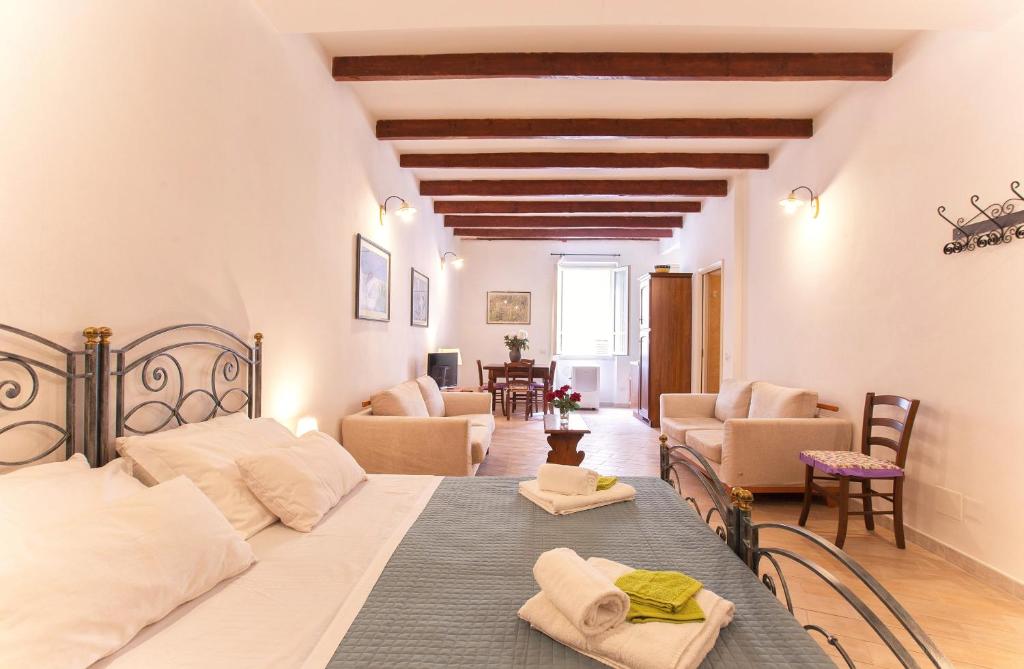 una camera con letto e un soggiorno di Alguerhome Casa Verde ad Alghero