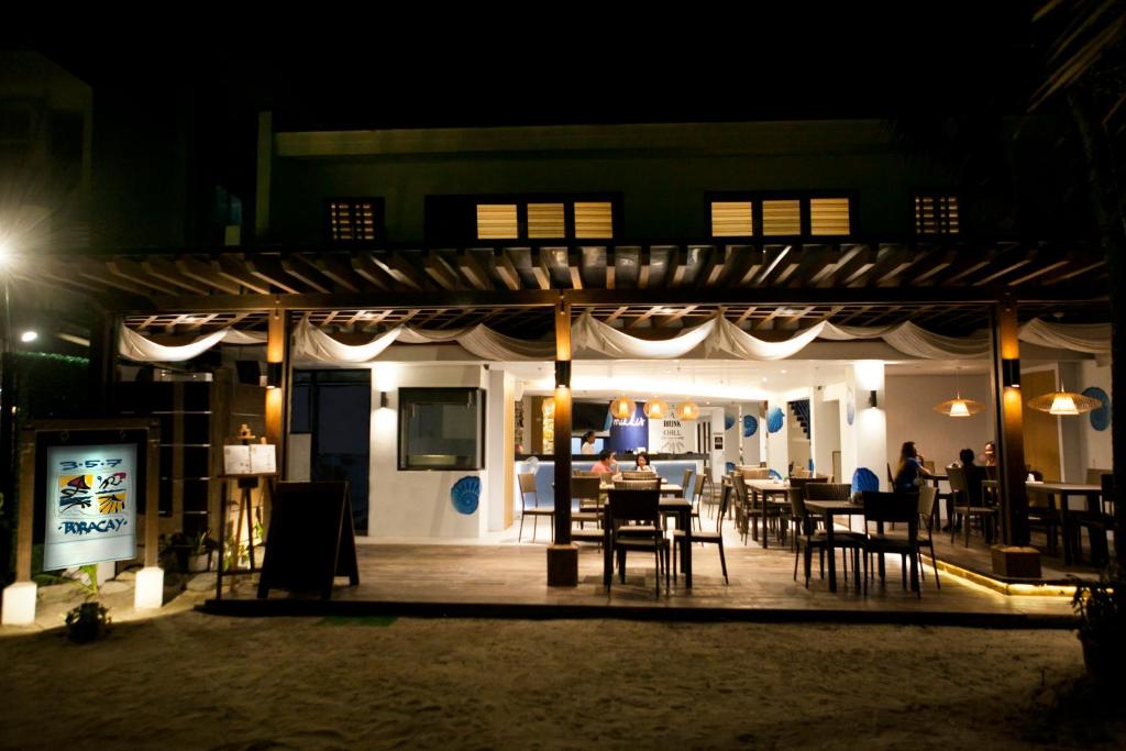 Restaurace v ubytování 357 Boracay Resort