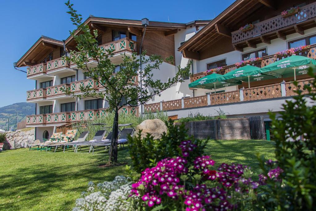 Nespecifikovaný výhled na hory nebo výhled na hory při pohledu z hotelu