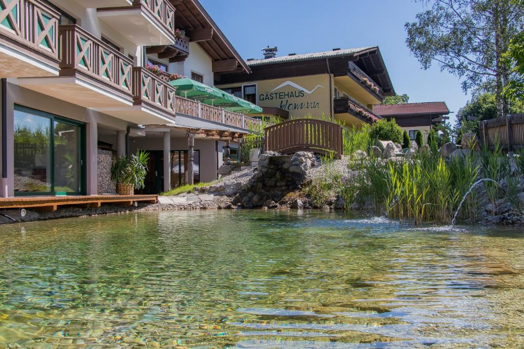 Výhled na řeku, která protéká v blízkosti hotelu