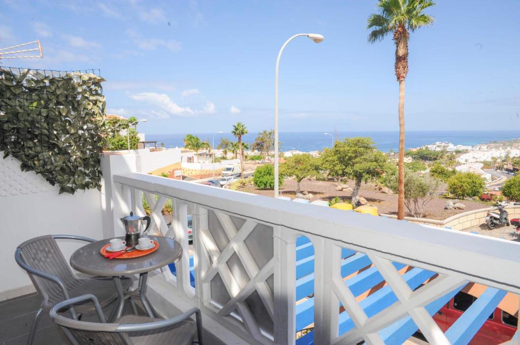 uma varanda com mesa e cadeiras e vista para o oceano em Apartamento Ocean View em Adeje
