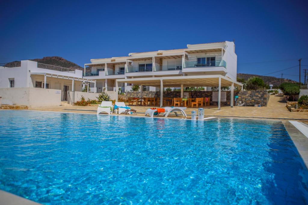 une grande piscine en face d'une maison dans l'établissement Villa Maria, à Makry Gialos