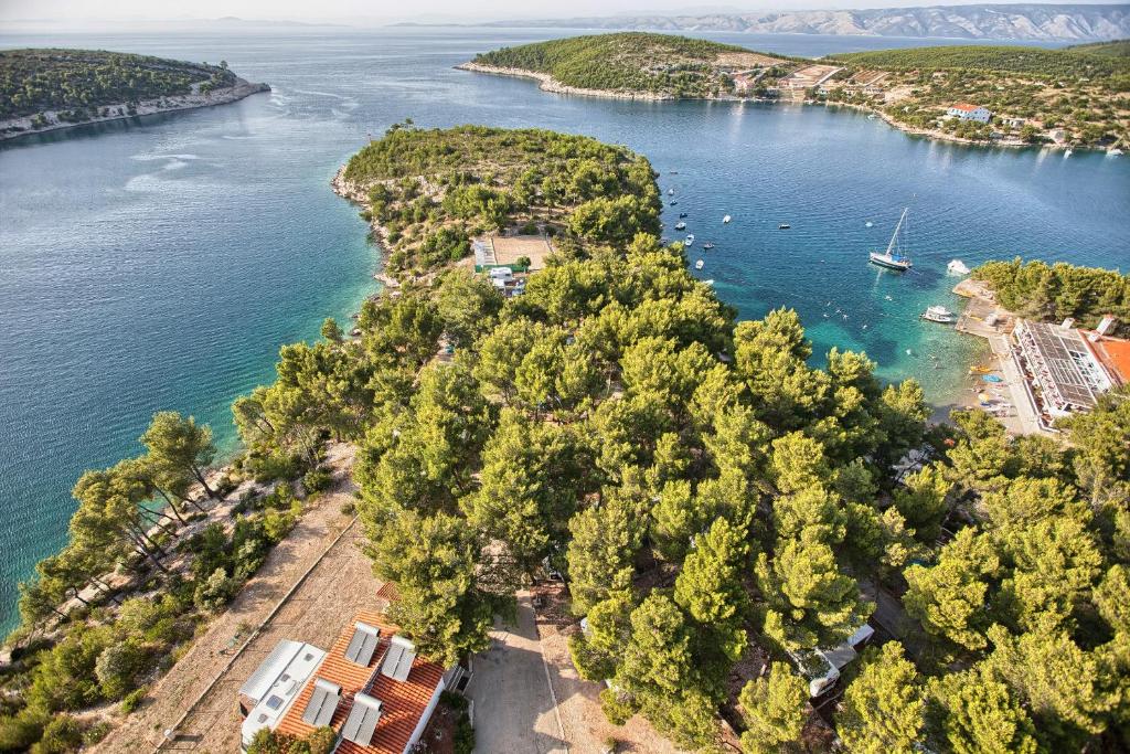 una isla en un cuerpo de agua con un barco en Kamp Vira en Hvar