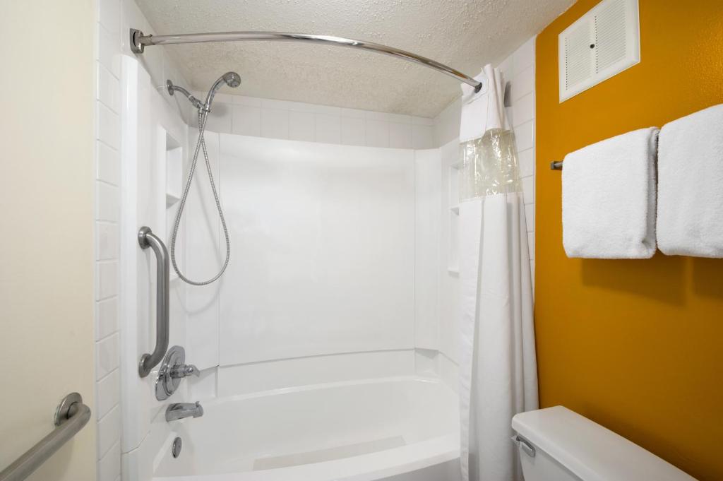 Howard Johnson by Wyndham Ocala FL I-75 - King Room With Mobility Access - Smoking