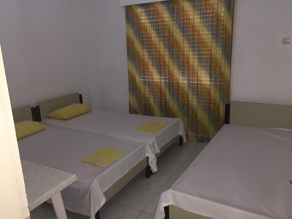 Postel nebo postele na pokoji v ubytování Dimis Studios and Apartments