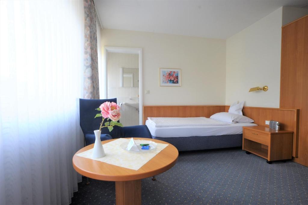 Postel nebo postele na pokoji v ubytování Hotel Rheinland