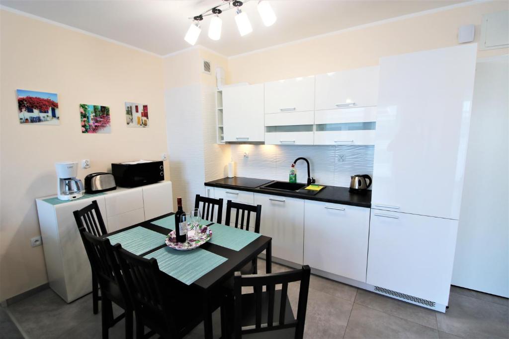 Kuchyňa alebo kuchynka v ubytovaní Apartament Superior Pastelowy Przy Plaży