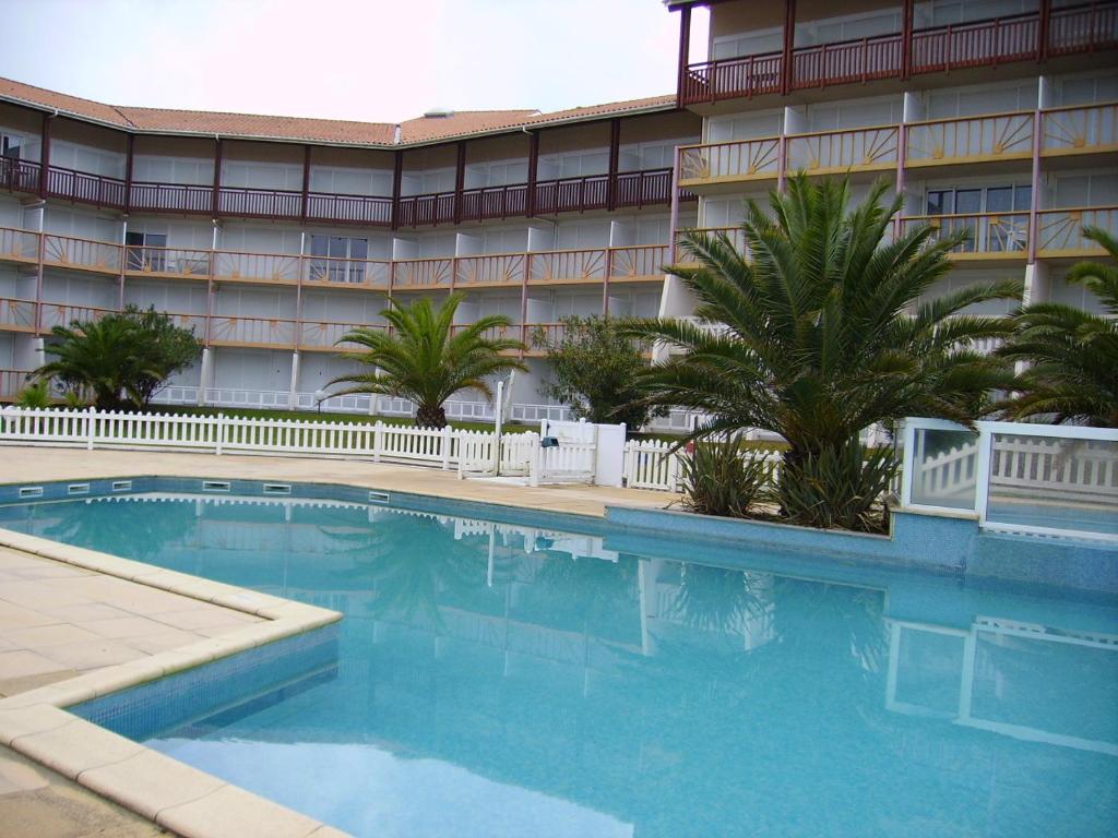 Bazén v ubytování Les Landes avec piscine et près du lac nebo v jeho okolí