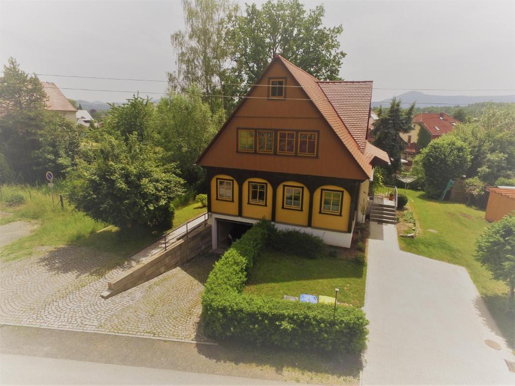 a model of a house on top of a yard at Appartement am Teich in Großschönau